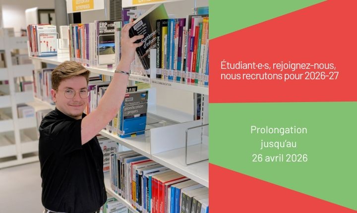 Moniteur &eacute;tudiant rangeant des livres