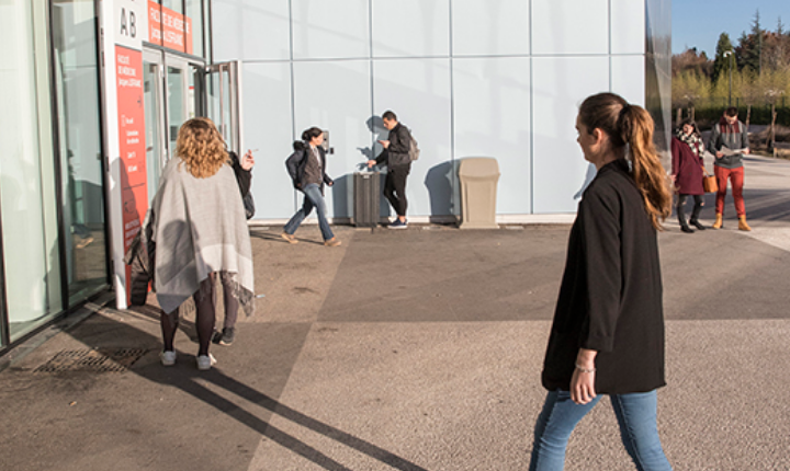 Etudiants entrant dans la Faculté