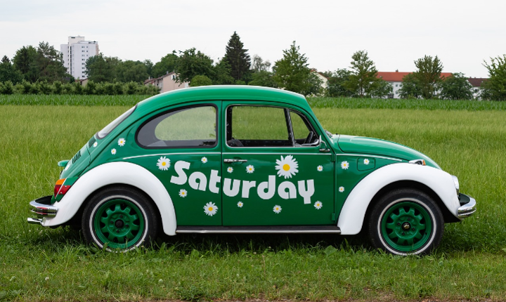 Voiture coccinelle sur laquelle est peint le mot "Saturday"